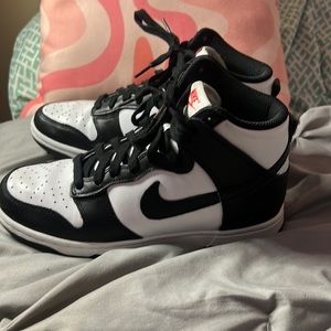 Black white dunks women’s- NIKE